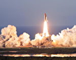 美國穿梭機「阿特蘭蒂斯」號(Atlantis)，載著七名太空人，在6月9日早晨順利升空，進行為期11天的飛行任務。(Photo by Matt Stroshane/Getty Images)