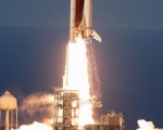 美國亞特蘭提斯號太空梭號在八日晚間發射升空。(Photo credit should read TIM SLOAN/AFP/Getty Images)