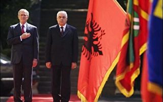 美国领袖首访阿尔巴尼亚 布希受欢迎