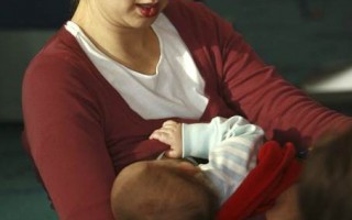 开怀大笑哺育母乳 有助婴儿抗皮肤过敏