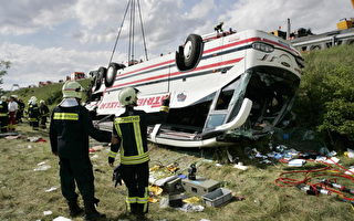 德國巴士失事13死  死傷國籍待確認