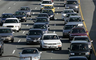 在高速公路快車道開慢車更危險?