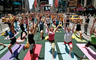 适逢夏至  纽约瑜伽爱好者集体拜日式　欧洲民众忙消暑