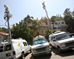 希爾頓位於好萊塢山的宅邸周圍盡是衛星電視車，洛城當局已宣布希爾頓住家附近暫時禁止停車。(ROBYN BECK/AFP)