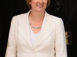 布朗新内阁出台  提拔首位女内政大臣