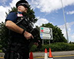 曼城爆炸案英警方又逮捕兩嫌犯 共八人落網。英國警方加強了主要機場的安全檢查。圖為一名持槍警察在曼徹斯特機場巡邏。(GettyImages//Christopher Furlong)
