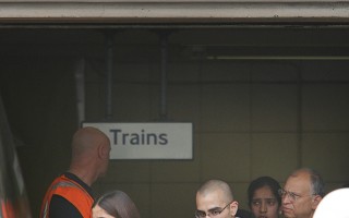 伦敦地铁车厢脱轨 七百乘客被困两小时