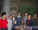 2006年9月，浙江民主人士接朱虞夫出狱，朱虞夫(右四)、池建伟(右五)。 (大纪元)