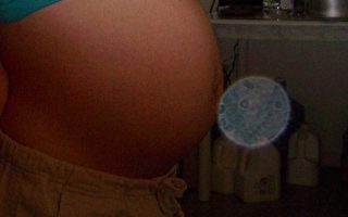 一個神秘的光圈緊貼著一位懷孕33周的孕婦的胎兒部分。（作者提供）