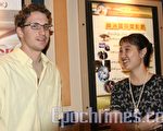 在电影院放映厅外，导演王靳威（右）与美国观众交谈。（摄影：常磊/大纪元）