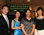 神洲国际电影节，《震撼》女主角扮演者洪丽莲（右）与《善与恶》主要演员姜光宇、齐玥、秋梅（从左到右）合影。（丽莎摄影/ 大纪元）