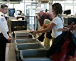 美国机场的安全检查繁琐，所有旅客都得脱下外套、鞋子、手表等。(Photo by Alex Wong/Getty Images)