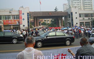 組圖:煙台2千軍轉幹部抗議 出動30警車