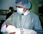 泰国女婴07年7月7日生 获赠奖学金