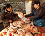 北京市的一处卖鸡肉的摊贩。(Photo credit should read FREDERIC J. BROWN/AFP/Getty Images)
