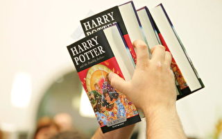 哈利波特完结篇全球开卖 书迷抢购