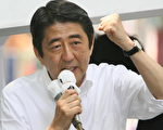 2007 年7月28 日，日本安倍晉三在參議院改選前夕，聲嘶力竭地向選民發表談話。（KAZUHIRO NOGI/AFP/Getty Images)