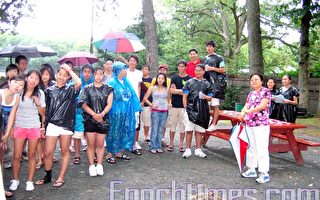 中文夏令营雨中开会 蓄势待发