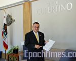 黃少雄於7月26日遞交參選庫柏蒂諾市議員申請表格。（攝影：高菱/大紀元）
