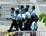 組圖：皇后碼頭失守 港警抬走保育人士