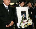 8月4日，在韩国京畿道城南市的一所医院举行了韩国人质沈圣珉(Shim Sung-Min)的丧礼。图为沈圣珉的家属抱着他的相片，场面哀凄。(Photo by Pool/Getty Images)