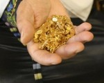 印度贼吞金链 吃50根香蕉与大餐才泻底