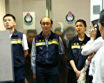 圖為希望之聲國際廣播電台駐台灣記者柯宜君（右二，持手機者）7月1日在香港入境處被帶走，隨後被關押並遭暴力遣返。大紀元圖片