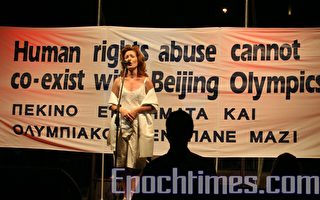 奥地利女歌手雅典登台首唱《人权圣火歌》
