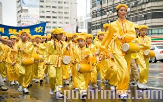 天真孩子不畏風雨 退黨遊行認真打鼓