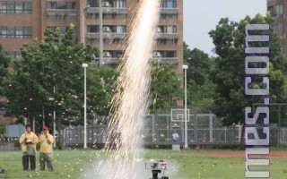 不畏风雨　 成大实验火箭发射大赛热闹豋场