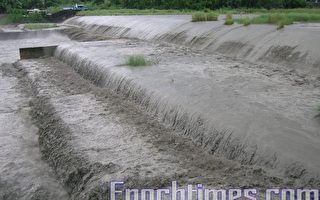 八掌溪排洪　民众到场围观