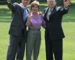 2007 的8月13 日，由左至右，美国总统布什、第一夫人劳拉、卡尔﹒罗夫，在白宫南草坪发布记者会。（Chip Somodevilla/Getty Images）