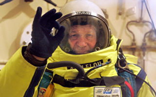 法國6旬老漢挑戰極限 太空邊緣跳傘