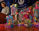 當地時間14日，美國消費產品安全委員會主席南茜．諾特（Nancy Nord）在總部宣布，美國玩具巨擘美泰（Mattel）玩具公司已在本土回收近100萬件中國製玩具，當中包括Polly Pocket公仔和相關配件。（AFP）