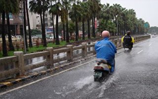 積水深超過機車輪胎一半  繞道行駛