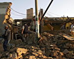 秘鲁遭到强烈地震袭击，皮斯科市和伊卡市受到重创，市区百分之七十成为瓦砾堆。（EITAN ABRAMOVICH/AFP/Getty Images）