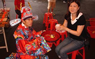 16岁青少年参加台南关帝殿做16岁活动，跪呈茶水感谢父母恩。(摄影：苏柏兴/大纪元)