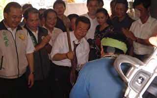 谢长廷拜访铸剑师郭常喜 赞赏锤打精神