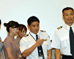 華航CI120航班機組人員，右一為機長猶建國、右二為副機長曾大為。(SAM YEH/AFP/Getty Images)