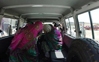 塔利班释放3名女南韩人质后 再释放5人质