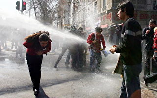 组图：智利工人示威与警爆发冲突