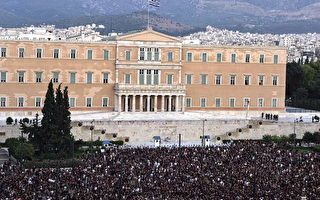 希腊近万人聚国会 抗议政府灭火太慢