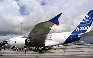 A380客机在泰国撞飞机库