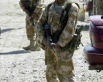 作为国际安全援助部队的英军士兵，在阿富汗的首都喀布尔街道上巡逻。(Photo credit should read SHAH MARAI/AFP/Getty Images)