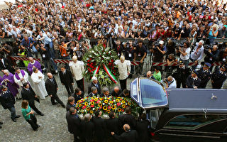 8日葬禮後，盧恰諾．帕瓦羅蒂的靈柩從摩德納大教堂中移出，運往距摩德納數公里外的家墓中安葬。 (ANDREAS SOLARO/AFP/Getty Images)