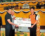 吴珈庆（右）打败印尼好手杨汉中，赢得文莱9号球邀请赛冠军后，获得文莱比拉王子（左）颁发1万美元奖金支票。（林申勇教练提供）