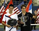 本届美国网球公开赛冠军瑞士球王费德勒（右）及亚军塞尔维亚小将德约克维奇（左）。(TIMOTHY A. CLARY/AFP/Getty Images)