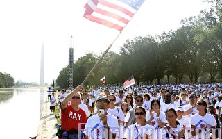 组图：美国首都数千人步行纪念911