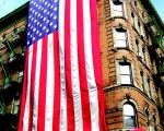 一幅高60尺宽30尺重80磅的巨型美国旗在曼哈顿勿街116号大厦挂起。（摄影 文忠/大纪元）