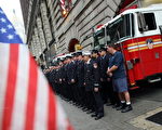 9月11日是恐怖分子攻击纽约6周年纪念日。为纪念在在事件中失去生命的343名消防队员﹐旧金山湾区各地的消防员举行了纪念活动。图为纽约曼哈顿第七救火队在默哀。 (Photo by Mario Tama/Getty Images)
